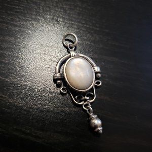 Vintage pendant in 925 silver with a mother-of-pearl cabochon, made in France.